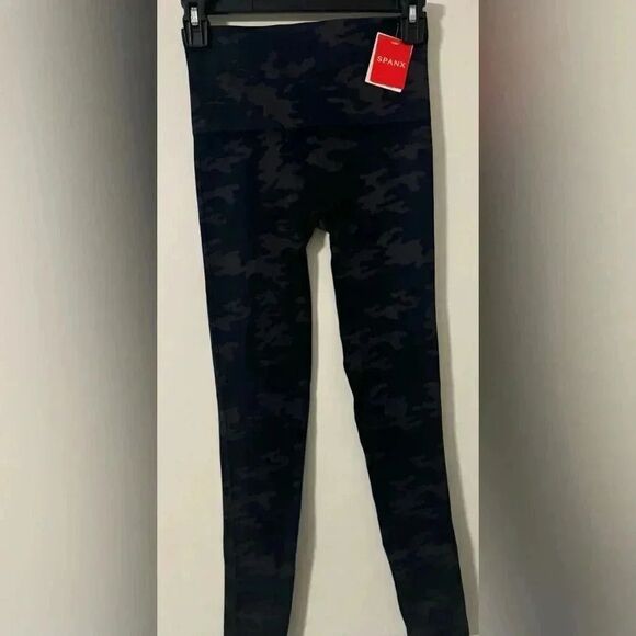 NWT Spanx Look at Me Now Seamless Cropped Leggings Black Camo Sz Medium - Picture 3 of 6